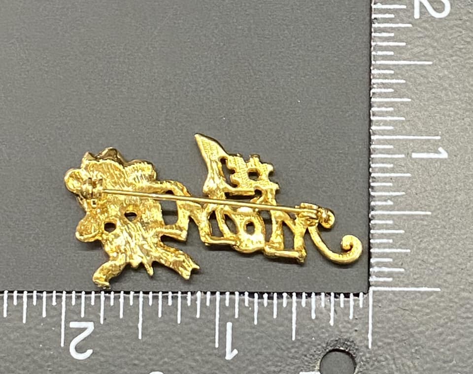 #1 Mom Brooch