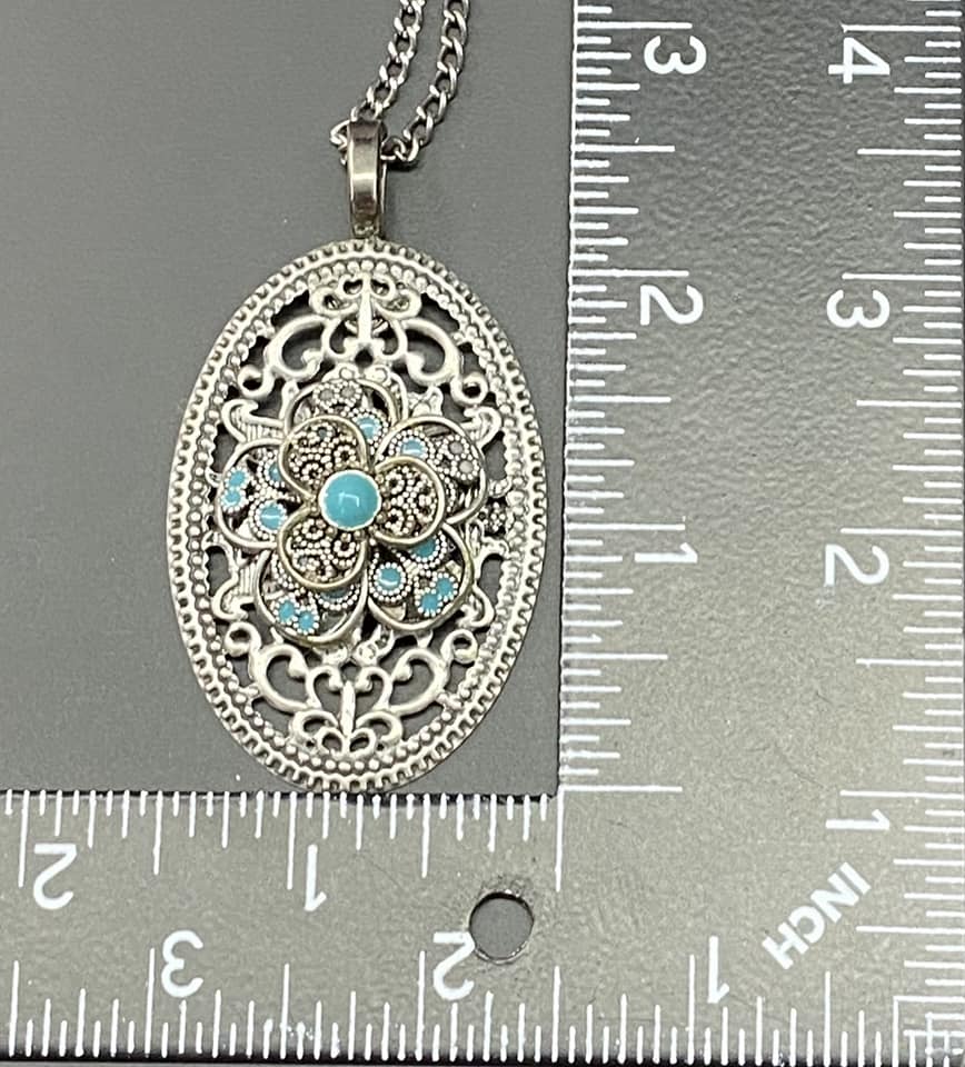 Silver Tone Flower Necklace