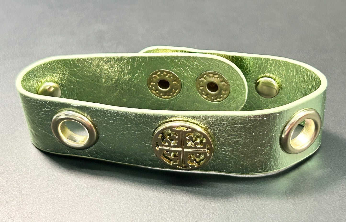 Green & Gold tone Snap Bracelet